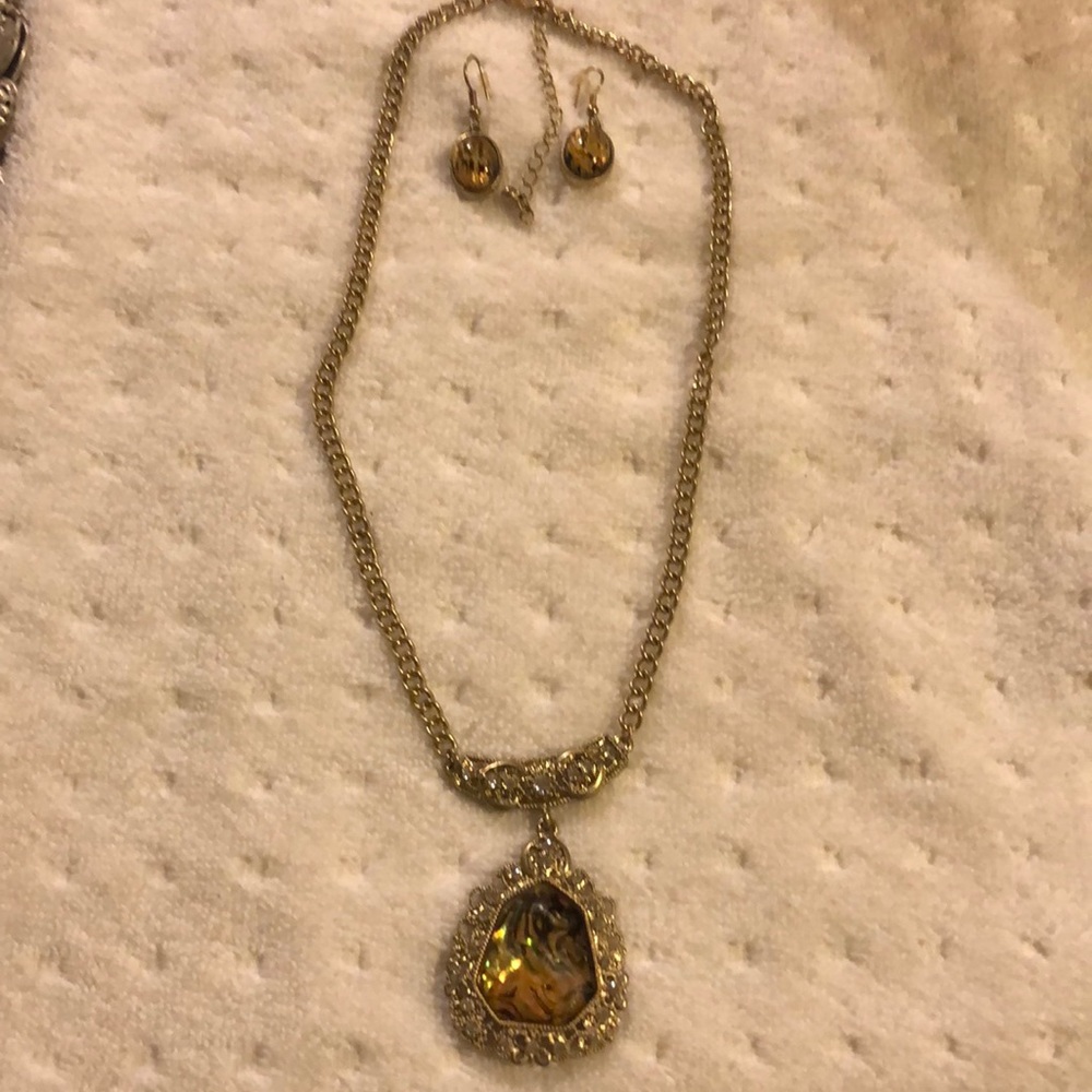 Beautiful gold earrings with a gem inside 💛 💚💙